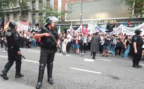 Masiva protesta y represión policial frente al Cine Gaumont