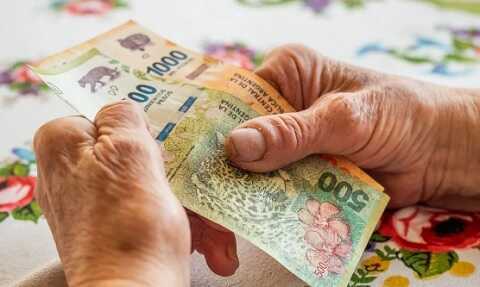 Las jubilaciones y pensiones se pagarán en dos tramos en abril