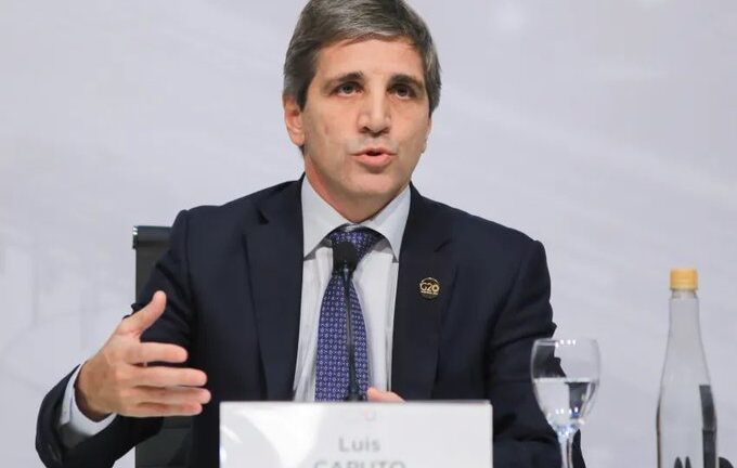 Luis Caputo anunció que febrero registró superávit financiero