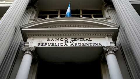 Las reservas brutas del Banco Central cayeron por debajo de los US$28.000 millones