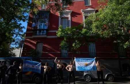 Activistas de Femen repudiaron la presencia de Javier Milei en España