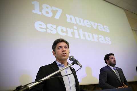 Kicillof encabezó la entrega de viviendas y escrituras