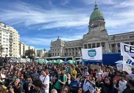 Masiva movilización universitaria por la Ley de Financiamiento que trata el Senado