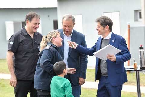 Kicillof entregó viviendas en Almirante Brown