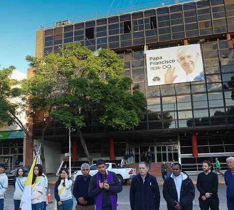 Fernando Gray encabezó el acto municipal en homenaje al Papa Francisco