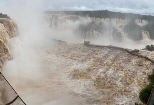 Cerraron el ingreso a las Cataratas del Iguazú por una impresionante crecida del río Paraná