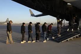 Trump no perdona ni a los argentinos y un grupo de deportados viaja hacia Buenos Aires