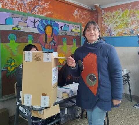 Votó Romina Del Plá: «Estas elecciones tienen lugar en el marco de un alza del malestar social, por la crisis económica y la corrupción del gobierno»