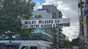 «Milei, milagro es llegar al 15 del mes», el pasacalles a metros de donde se presenta el Presidente
