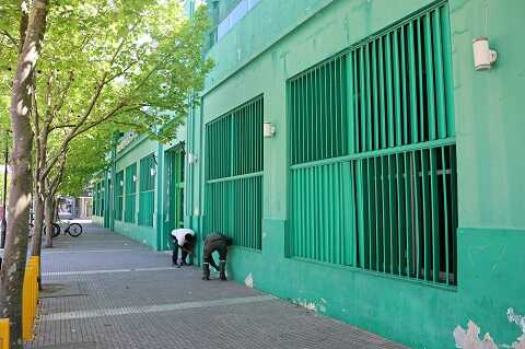 Pintura y mantenimiento en el polideortivo