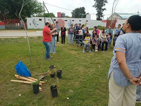 Barrio 5 de Mayo: forestación junto a los niños del jardín