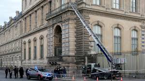 Detuvieron a dos sospechosos por el robo al museo del Louvre en París