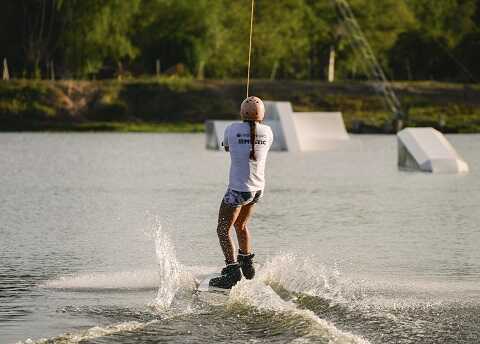 Surf sin olas: cinco destinos bonaerenses para vivir la adrenalina del Wakeboard 