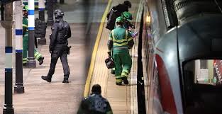 Horror en un tren de Londres: 10 apuñalados y 2 detenidos. La policía descarta que sea un ataque terrorista