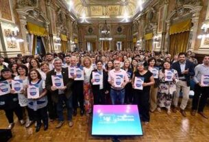 Axel Kicillof y Javier Rodríguez entregaron el certificado Nº 20.000 de manipulación de alimentos para el Servicio Alimentario Escolar