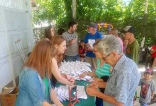 Entrega de lentes en la Isla Santiago