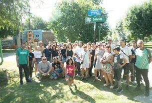 Esquina homenaje en barrio Autonomía