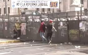 Al menos 15 personas encapuchadas originaron la tensión con las fuerzas de seguridad en el Congreso