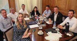 Adorni reúne a la mesa política tras la polémica por los vuelos y el Caso Libra