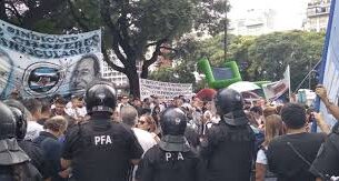 Efectivos de la Policía Federal impidieron que el Foro por la Discapacidad acampe en Plaza de Mayo