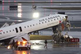 Nueva York: un avión de Air Canada Express chocó contra un camión de bomberos en el aeropuerto LaGuardia