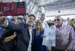 Kicillof entregó 430 escrituras gratuitas a familias de Morón