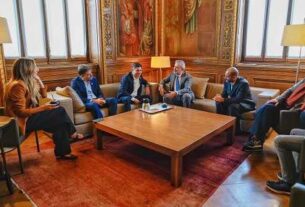 Kicillof se reunió con el alcalde de Barcelona