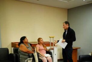 Fernando Gray entregó un subsidio para adquirir una prótesis de cadera que debe ser reemplazada en su totalidad