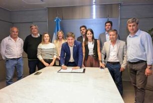 Axel Kicillof, Javier Rodríguez y Cristina Álvarez Rodríguez encabezaron la firma de planes directores locales de caminos rurales