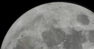 La misión Artemis II de la NASA sobrevoló el lado oscuro de la Luna y captó imágenes inéditas del satélite