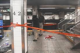 La policía de Nueva York abatió a un hombre que apuñaló a tres personas en una estación de subte