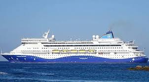 Un crucero atraviesa el estrecho de Ormuz