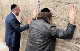 Milei llegó a Israel y pasó por el Muro de los Lamentos