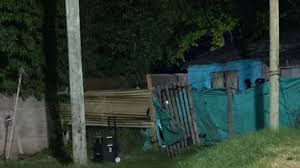 Un nene encontró el cuerpo de su madre enterrado en Claypole y buscan a su pareja