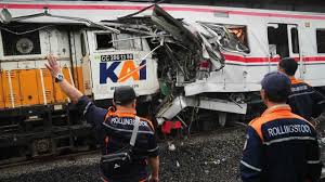 Choque de trenes en Indonesia deja 14 muertos y más de 80 heridos