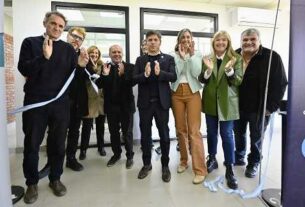 Kicillof inauguró la ampliación de un centro universitario y entregó escrituras gratuitas