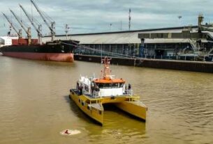 Capacitación y práctica de hombre al agua en el Puerto