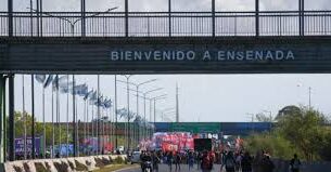 Cortes de tránsito y la bajada de la Autopista La Plata-Buenos Aires permanece cerrada