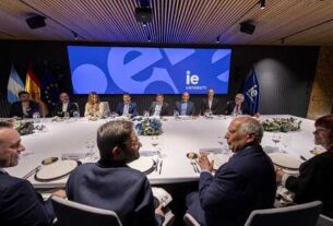 Se realizó una cena en honor al gobernador Kicillof en España