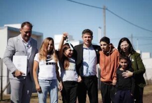 Kicillof entregó 38 viviendas a familias de Lincoln