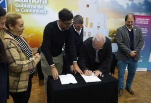 La provincia entregó más de 200 escrituras a familias de Quilmes 