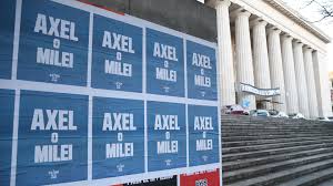 La reacción en Casa Rosada a los afiches con la leyenda “Axel o Milei”: “Nos conviene”