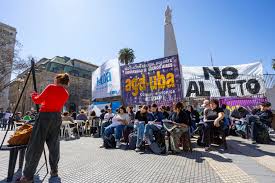 Docentes universitarios brindaron clases públicas para exigir la aplicación de la Ley de Financiamiento