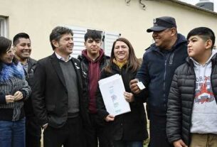 Kicillof entregó viviendas a familias de Marcos Paz