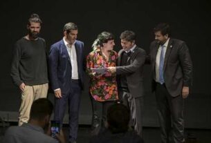 Kicillof entregó 299 escrituras gratuitas a familias de Dolores