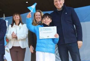Fernando Gray tomó la promesa de lealtad a la bandera a estudiantes de 4° grado de 55 escuelas primarias de Esteban Echeverría