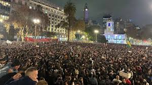 Multitudinaria «misa ricotera» en Plaza de Mayo y en todo el país: fanáticos despiden a Indio Solari