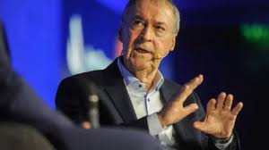 Schiaretti pide la renuncia de Adorni como jefe de Gabinete