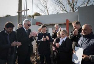 Kicillof entregó viviendas a familias de General Belgrano