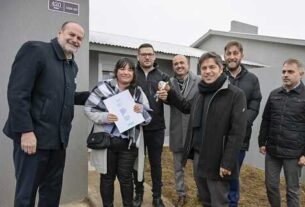 Kicillof entregó viviendas a familias de Bahía Blanca